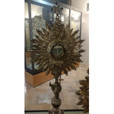 Monstrance, sun shape with a cross on top and bottom